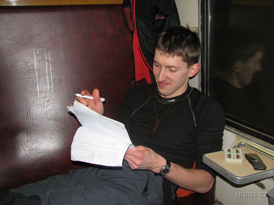 tatry 006.jpg - Ovšem každý má svůj styl, a Martin vzal do ruky místo vychlazeného lahvového pěkně vypečené písemky studentíků SZeS.